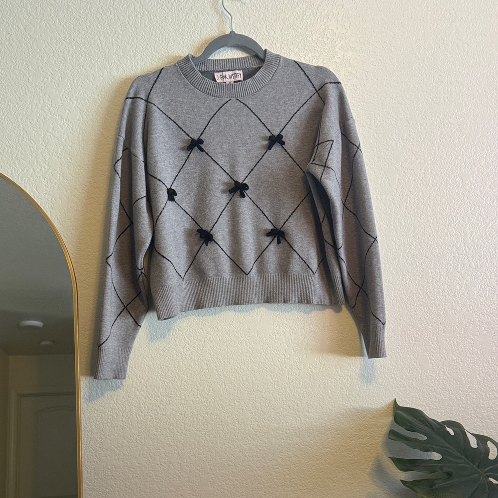 J for Justify Gray Sweater with Black Accents Size M
